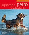 Jugar con el perro y adiestrarlo